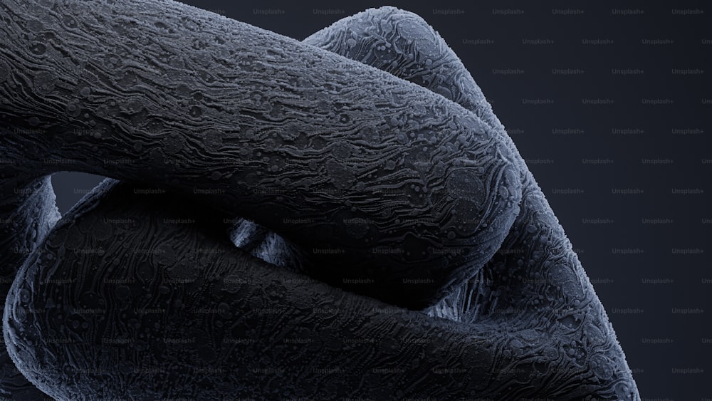 um close up de um objeto preto com um fundo preto