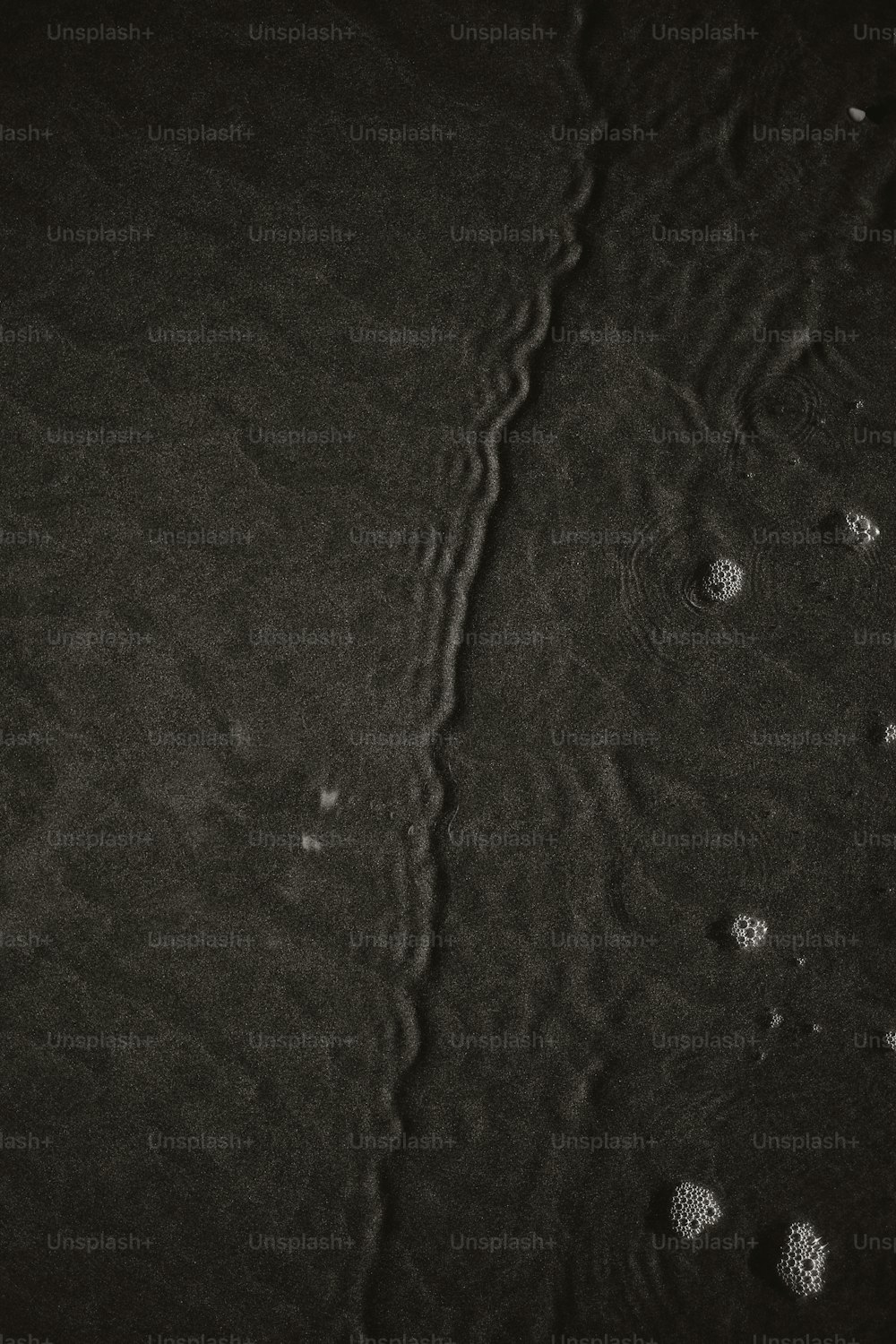 Una foto en blanco y negro de agua y burbujas
