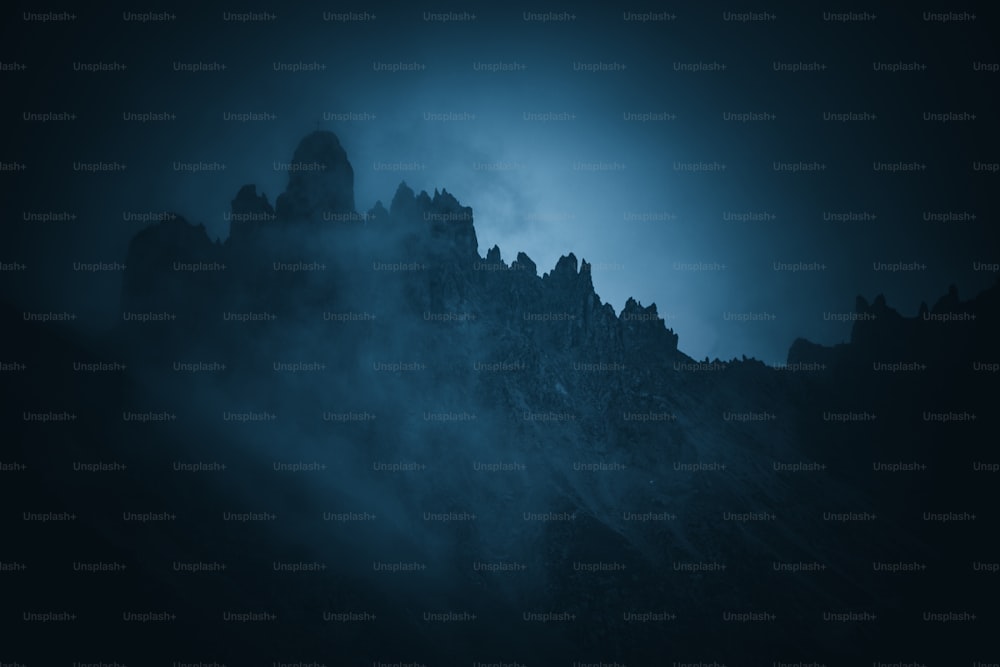 Une très haute montagne au milieu d’une nuit brumeuse