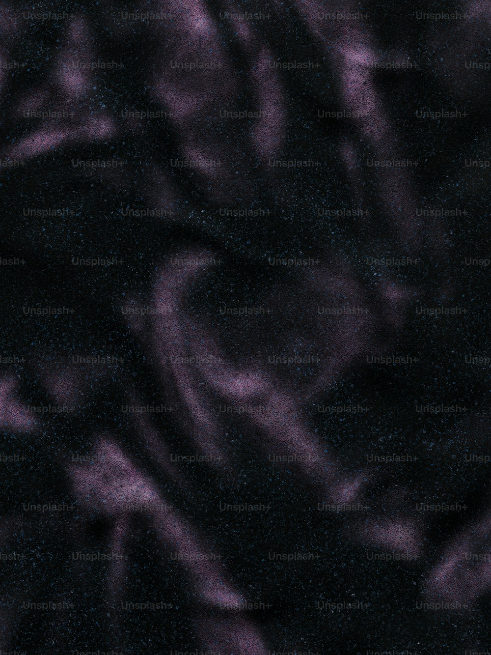 uma imagem desfocada de um fundo preto e roxo