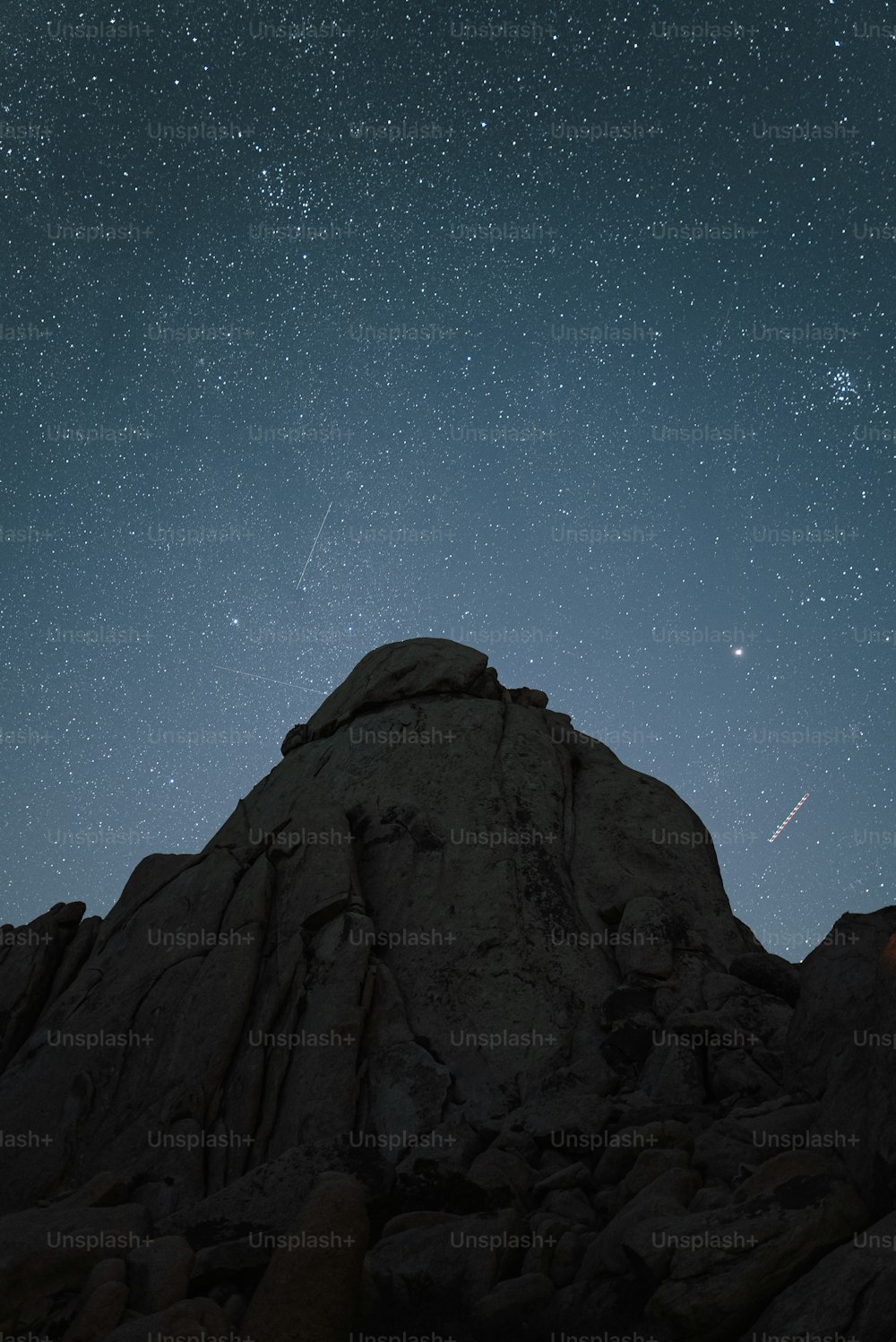岩の露頭の上に星がある夜空