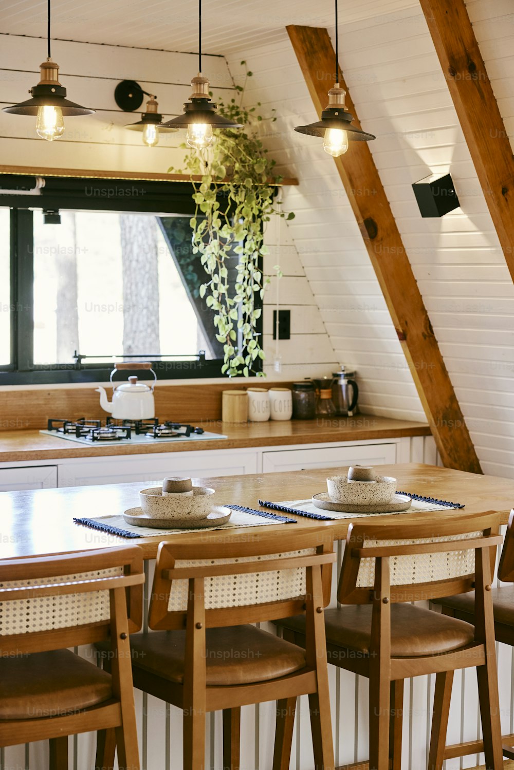 eine Küche mit Holztisch und Stühlen