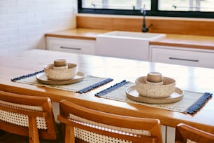 uma mesa de madeira com duas tigelas e dois pratos;