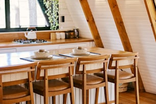 une cuisine avec une table et quatre chaises
