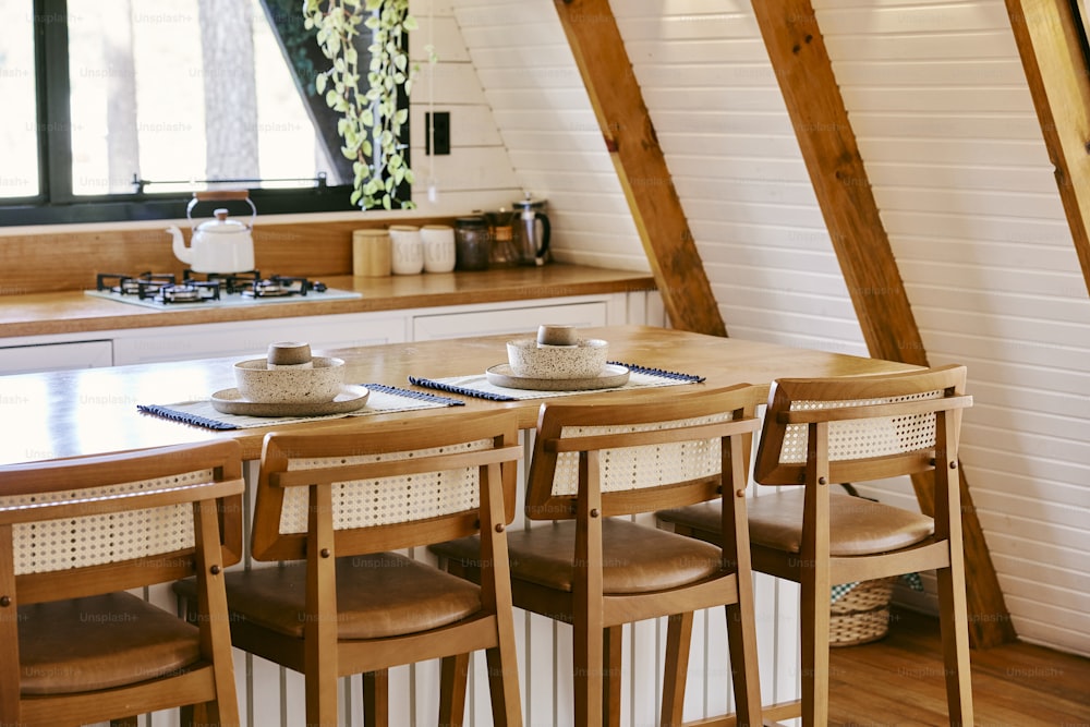 uma cozinha com uma mesa e quatro cadeiras