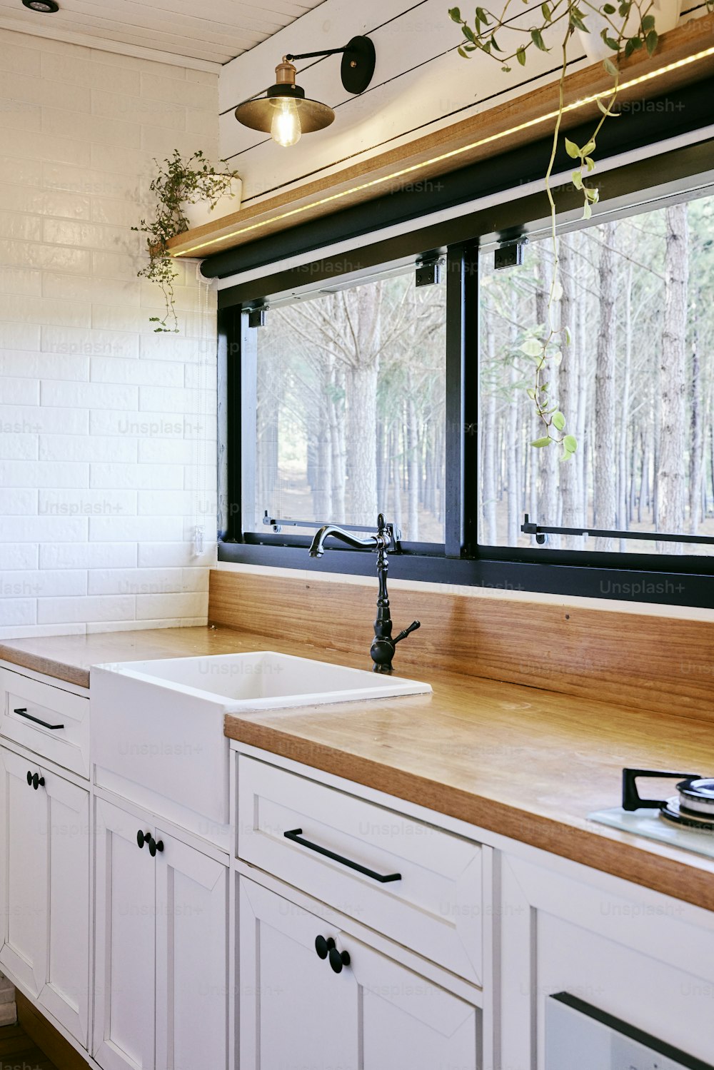 una cocina con fregadero y ventana