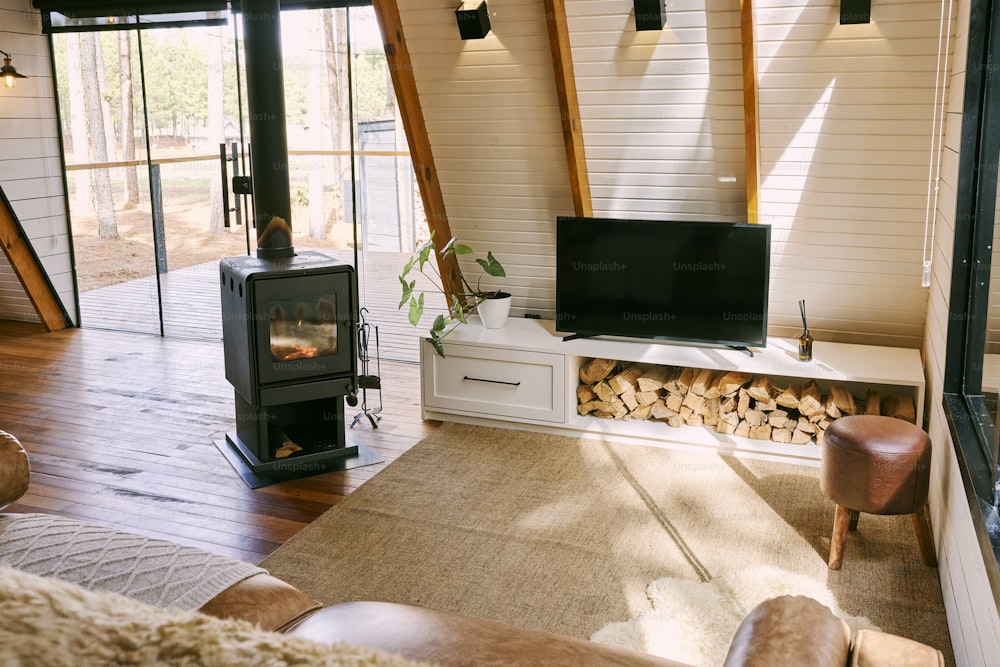 ein Wohnzimmer mit Kamin und Fernseher