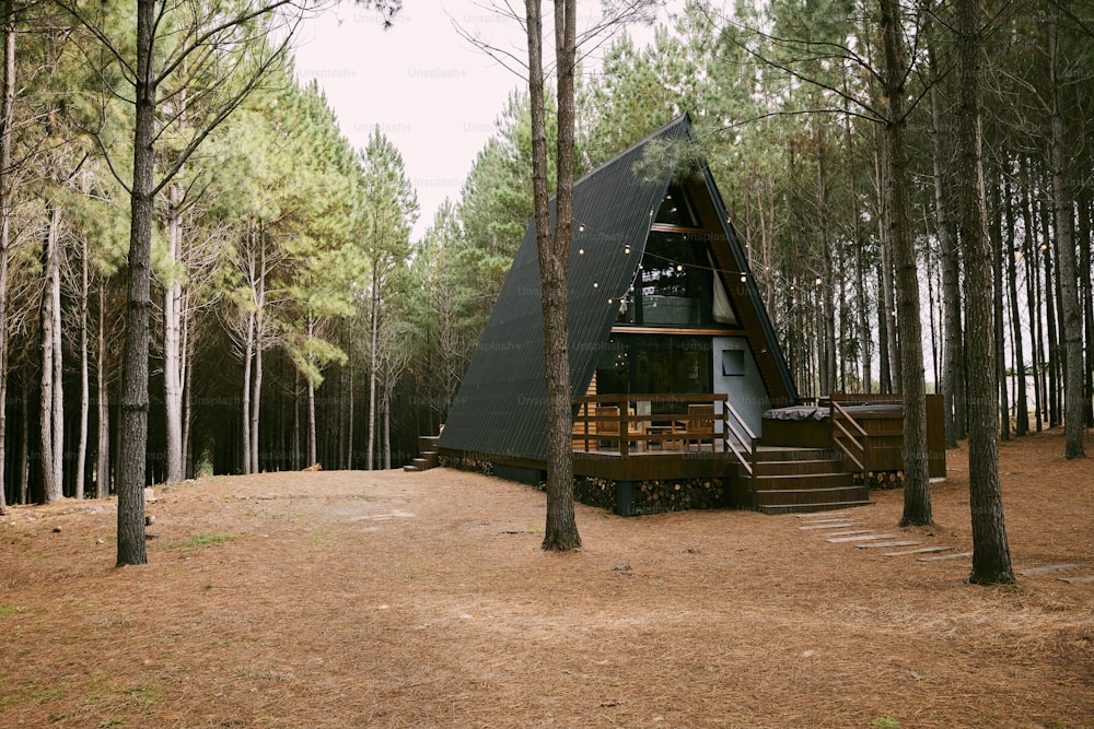 une tente au milieu d’une forêt avec des escaliers qui y mènent