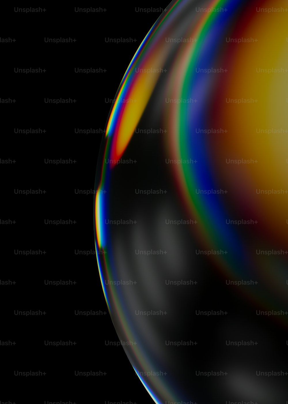 un fond noir avec un objet multicolore au centre