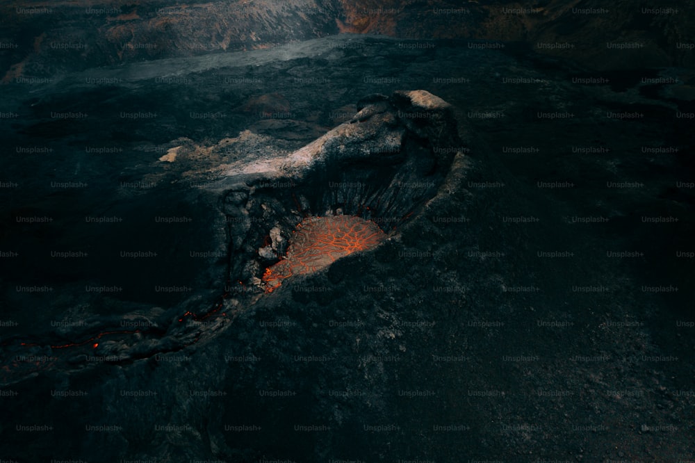 Eine Luftaufnahme eines Lavastroms in einem Vulkan