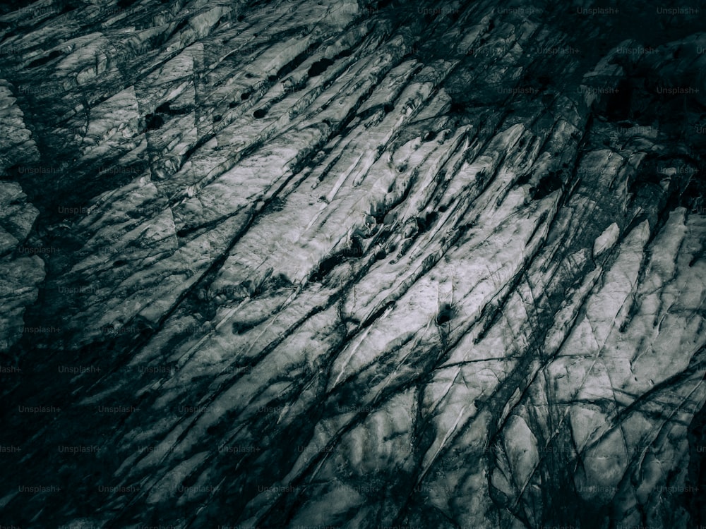 uma foto em preto e branco de neve e gelo