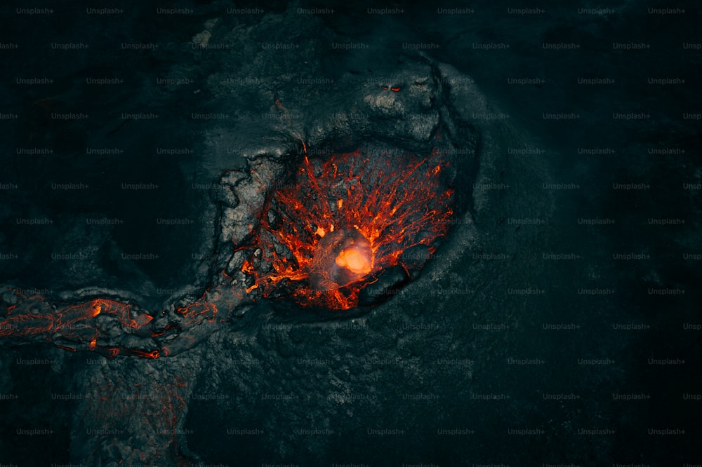 uma vista aérea de um vulcão de lava no oceano