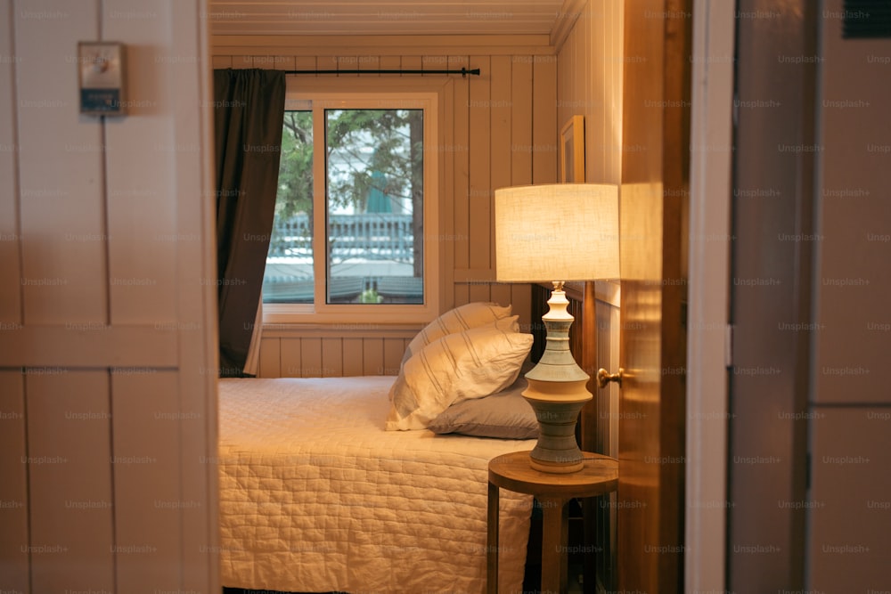 ein Schlafzimmer mit einem Bett und einer Lampe darin