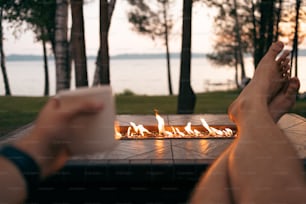 Una persona sentada frente a un pozo de fuego