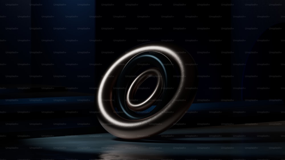uma foto em preto e branco de um objeto circular