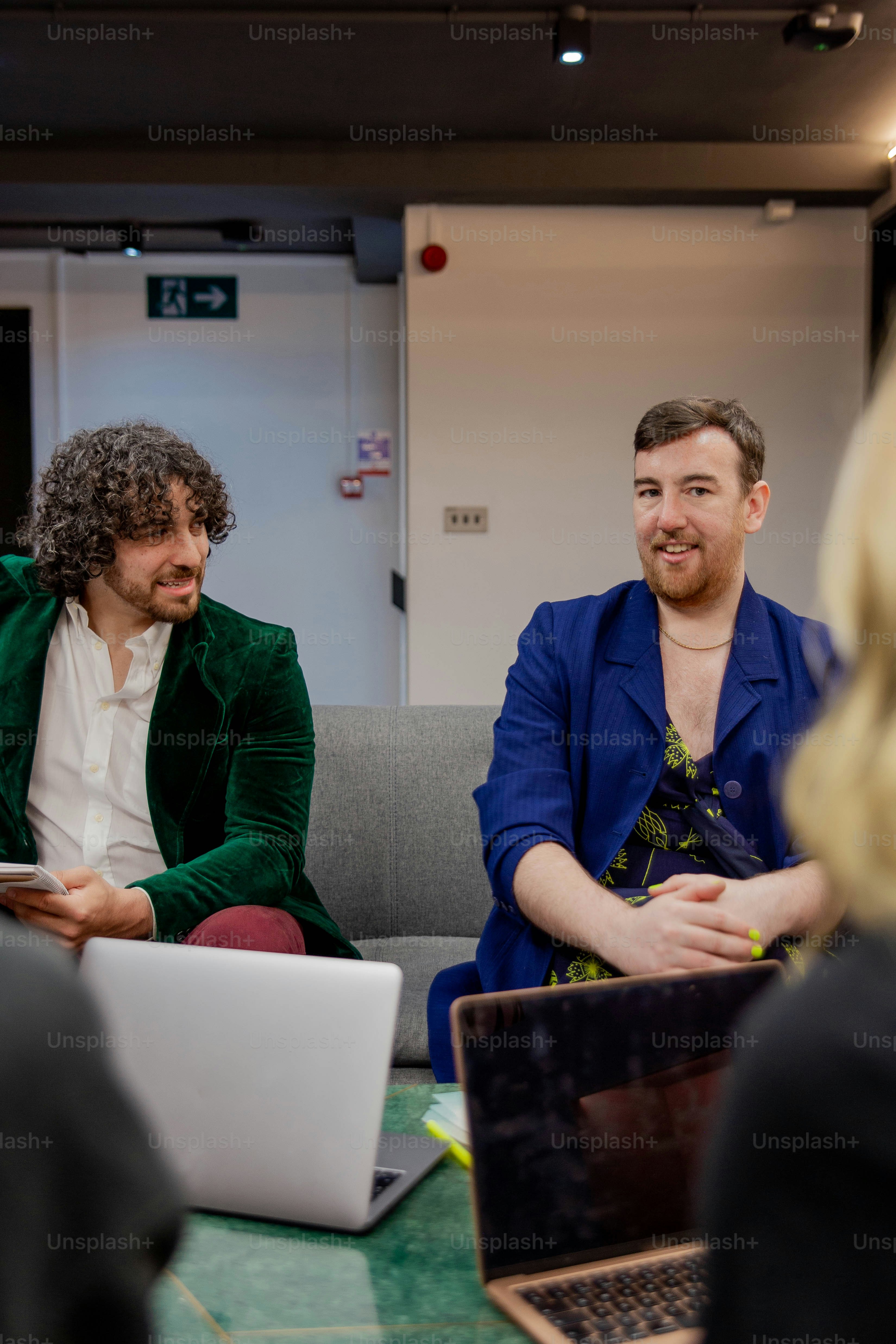 zwei leute, sitzen, auf, a, couch, vor, laptops