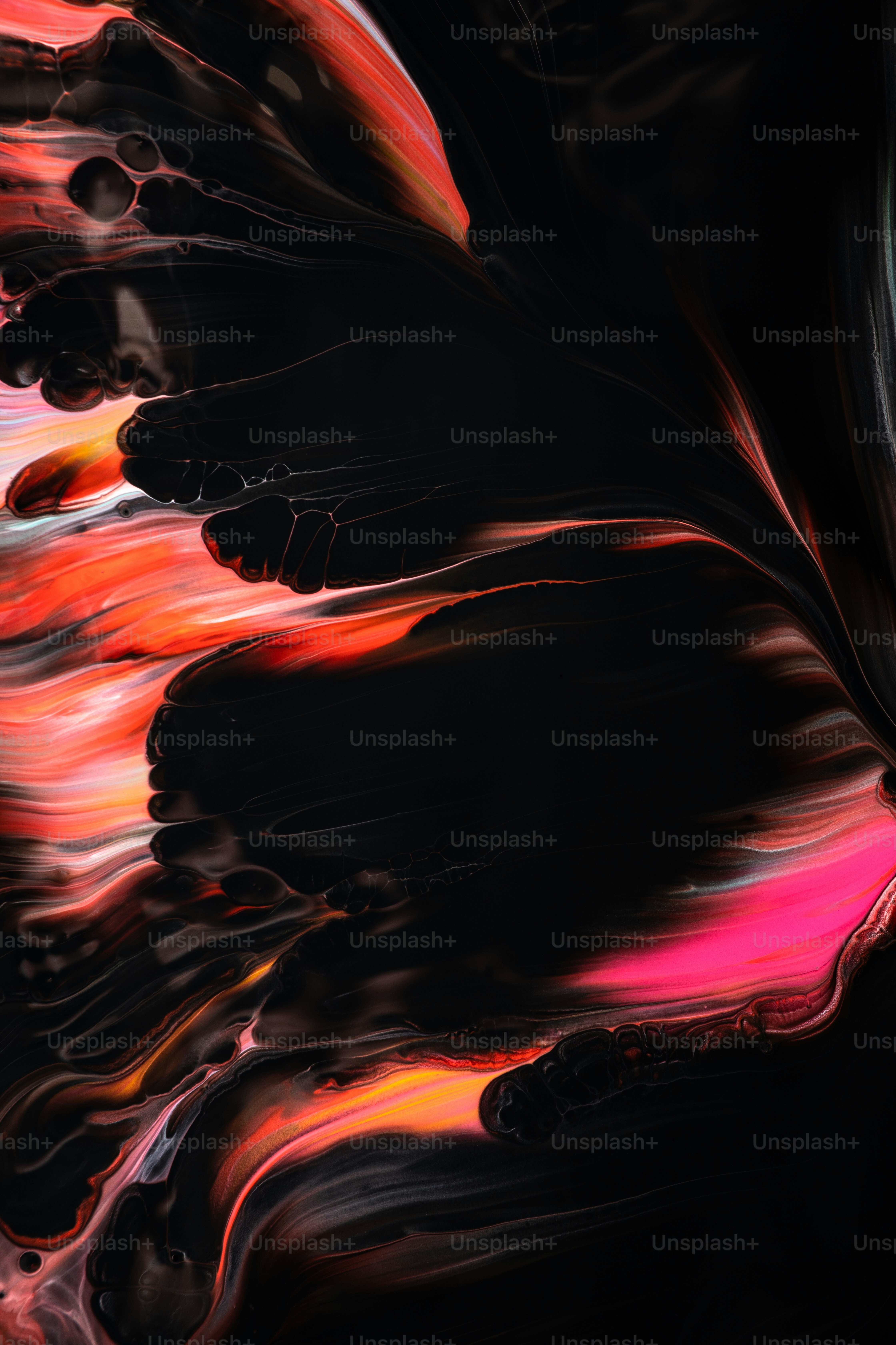 ピンクとオレンジのデザインの黒い背景