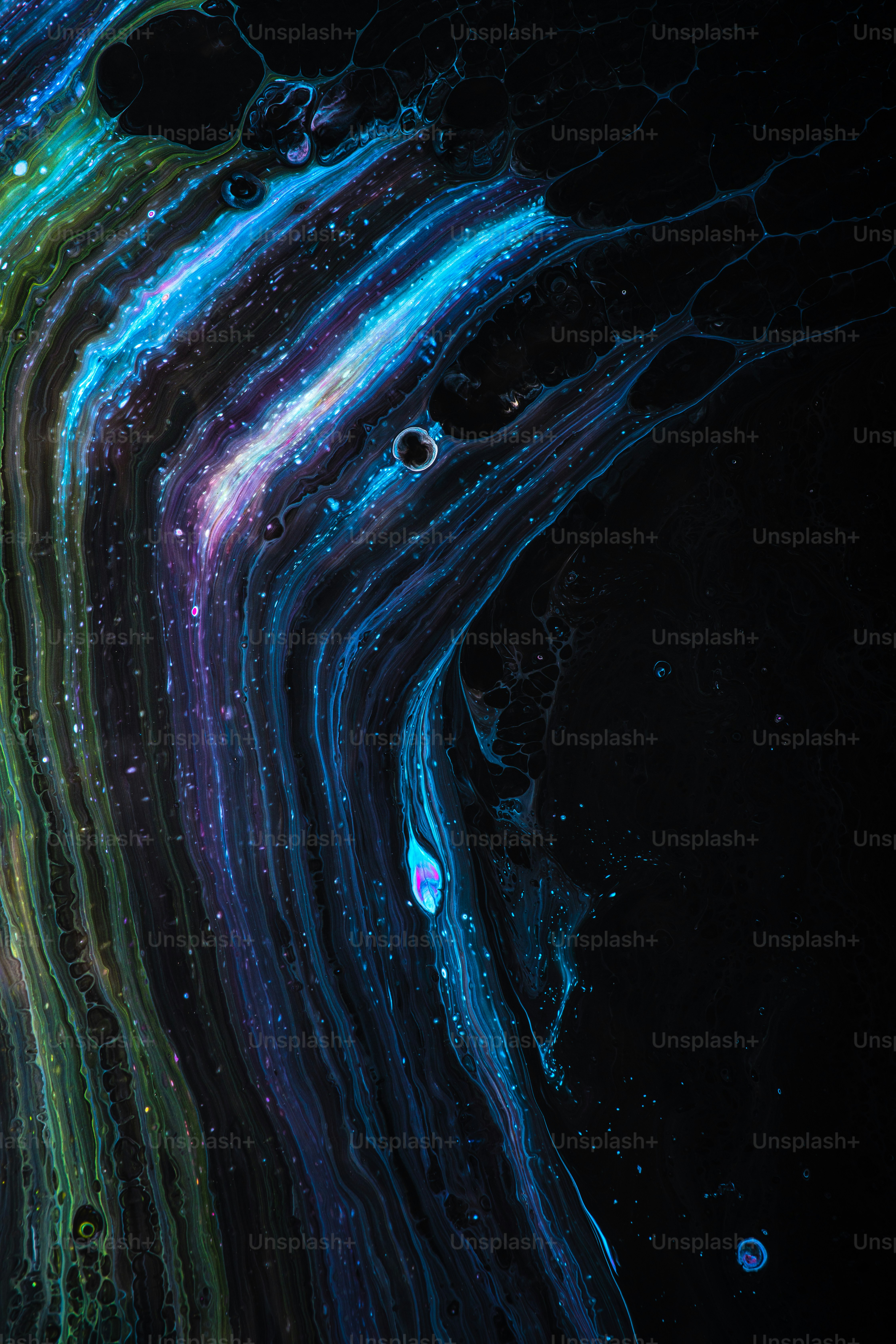 黒の背景に青、緑、紫の渦巻き
