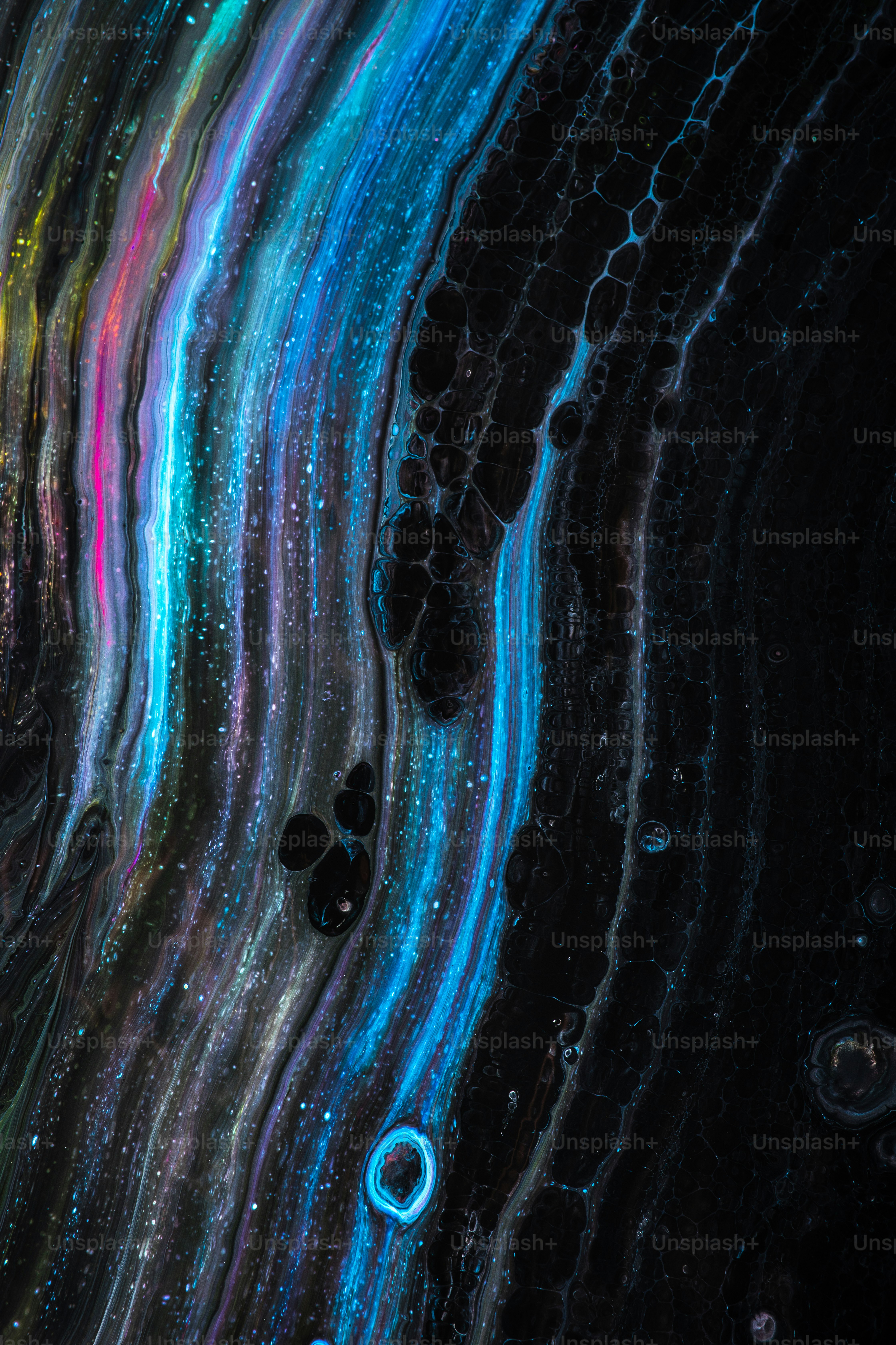 青、紫、緑の色の抽象画