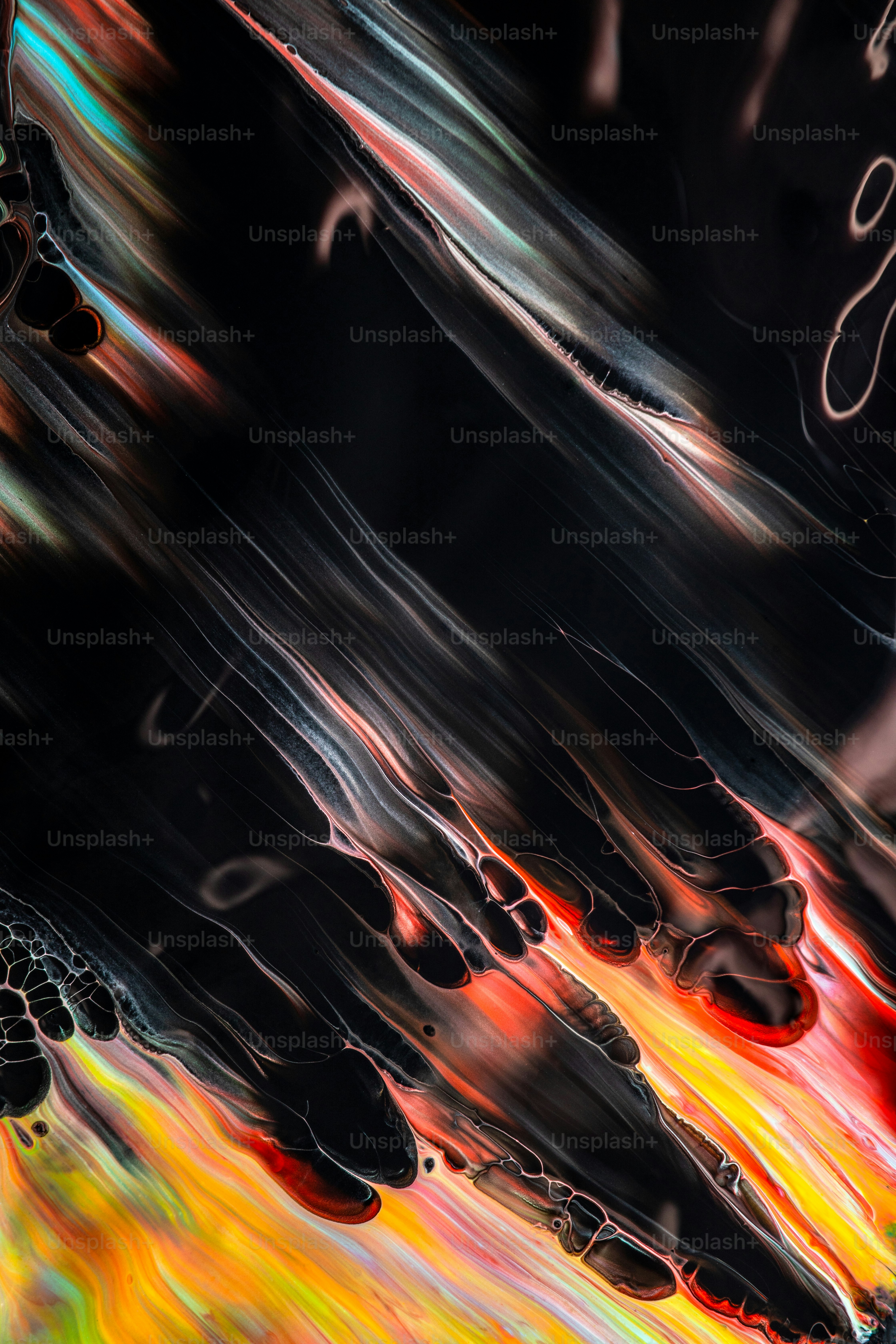 黒い背景にオレンジ、黄、赤の色の抽象画