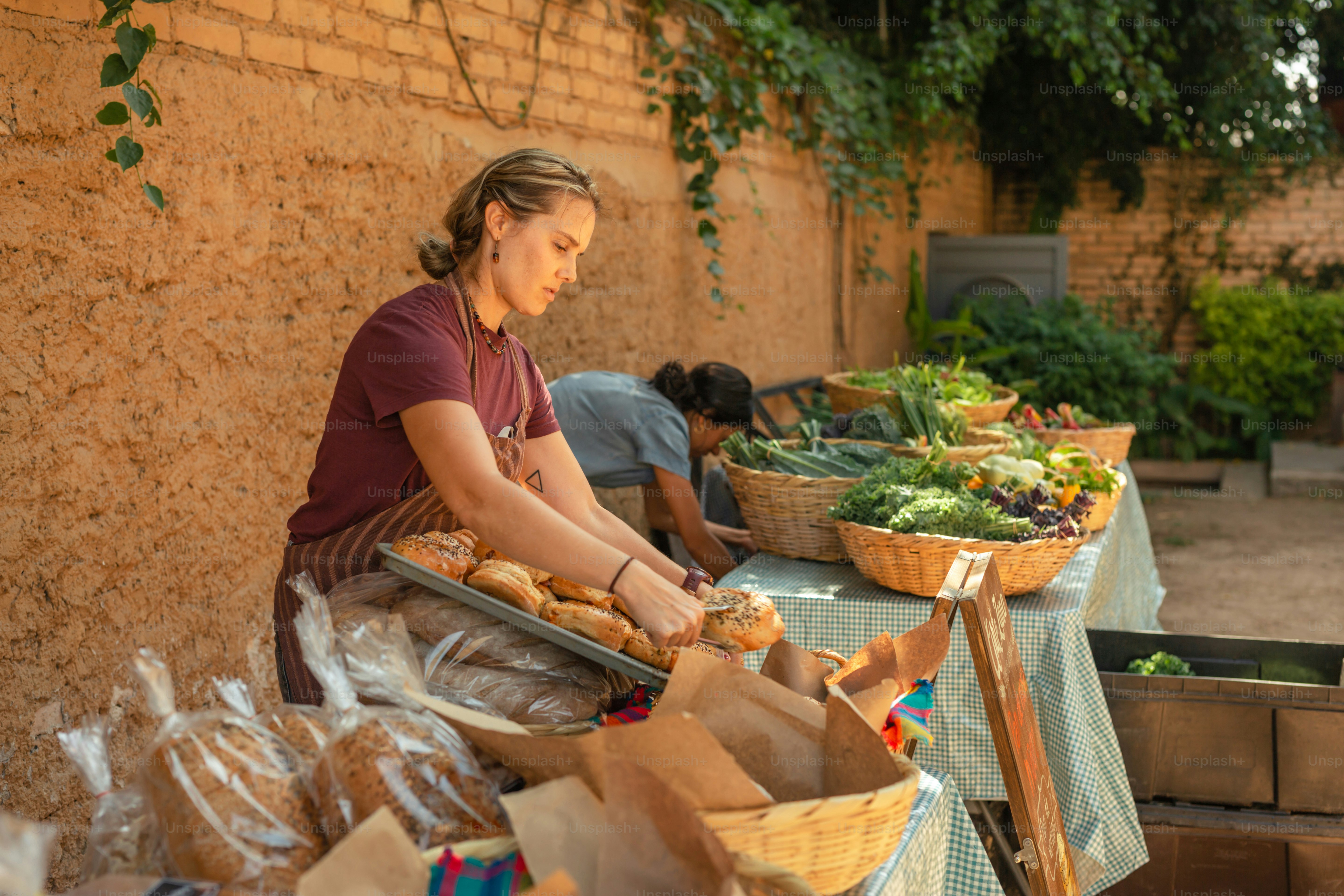 una donna seduta a un tavolo con un vassoio di cibo
