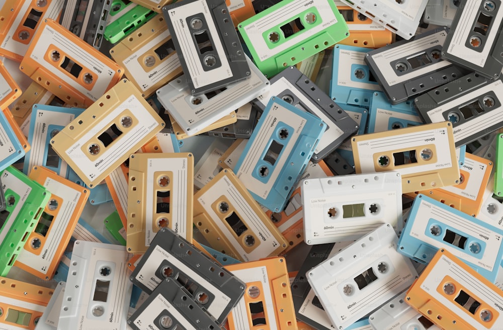 une pile de cassettes colorées assises les unes à côté des autres