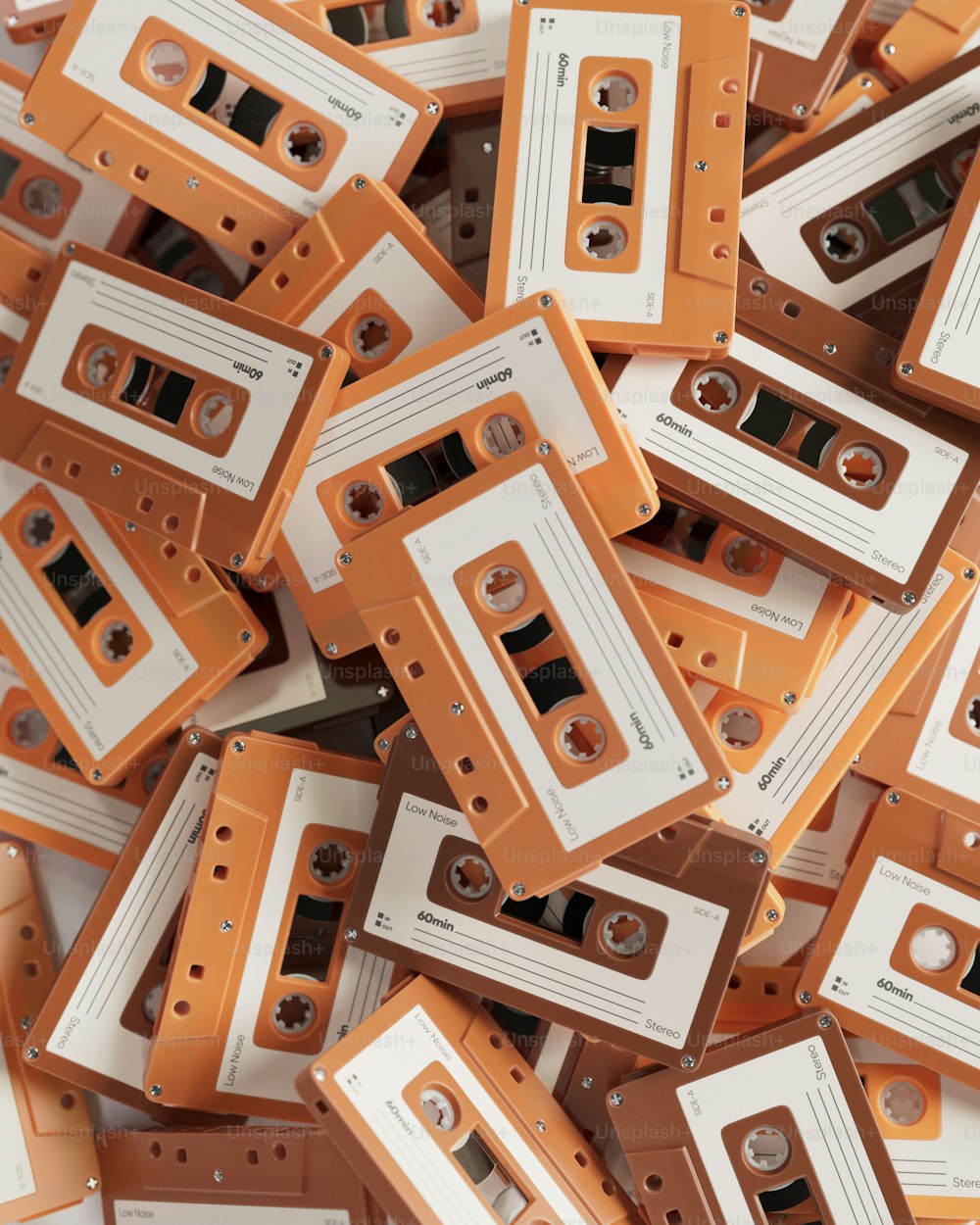 Una pila de cintas de cassette naranjas y blancas