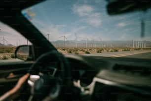 uma vista de um parque eólico de dentro de um carro