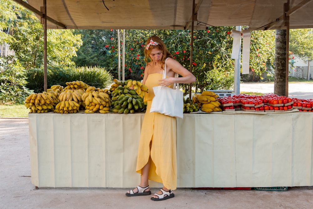과일 가판대 앞에 서 있는 여자