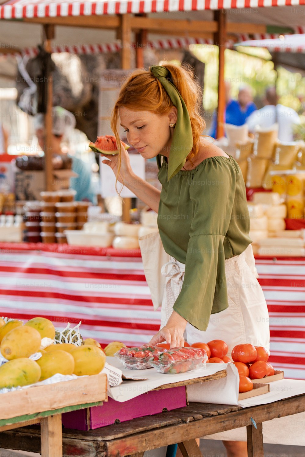 uma mulher em pé em uma mesa com um prato de comida