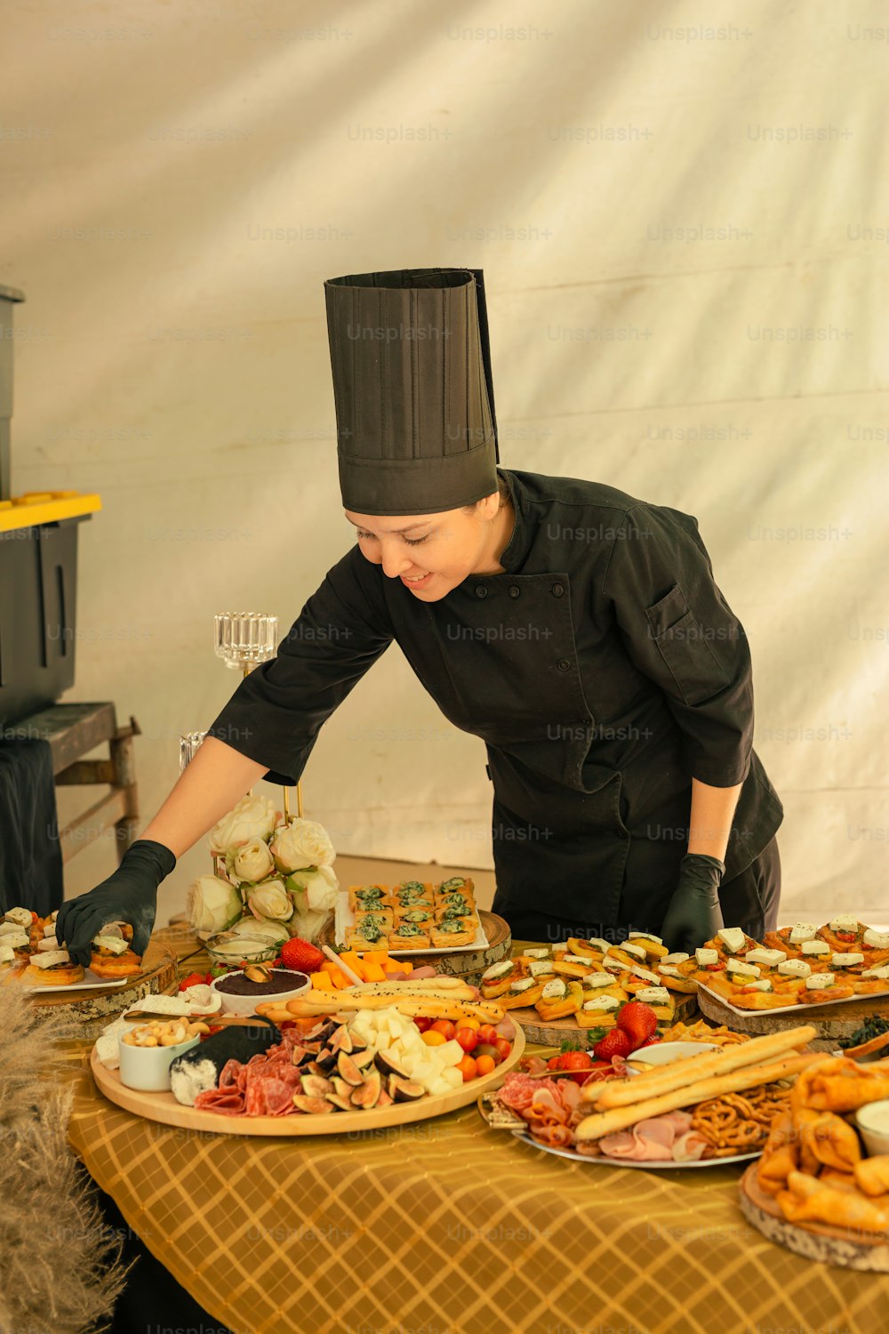 Un uomo con un cappello da cuoco che prepara il cibo su un tavolo