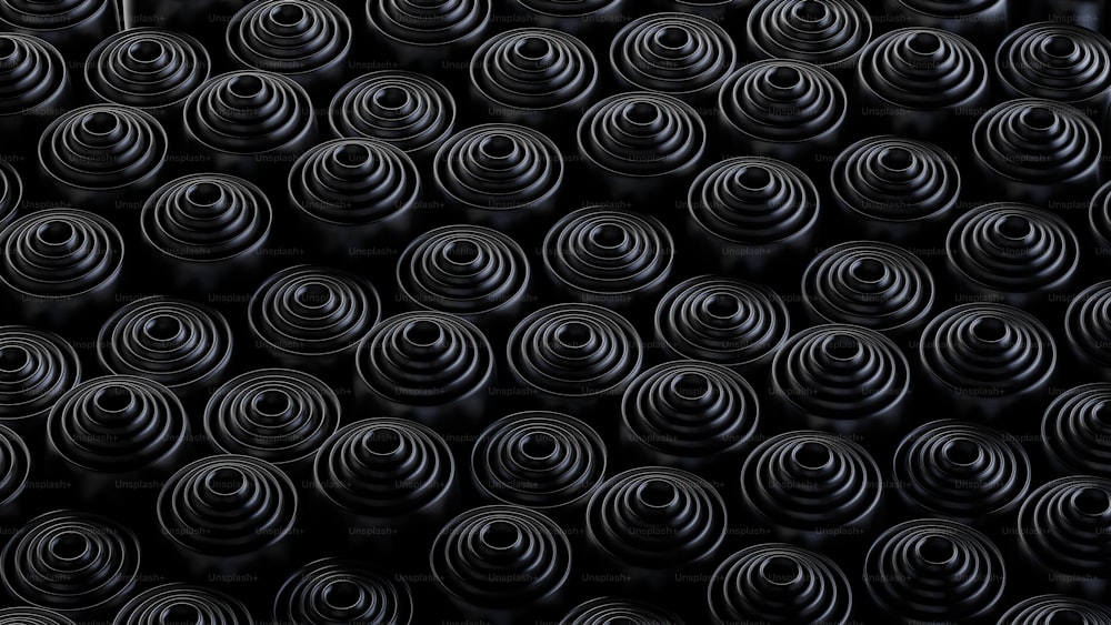un mucchio di cerchi neri che sono su un muro