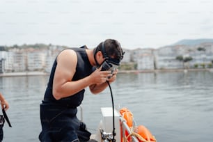 um homem tirando uma foto de algo com uma câmera
