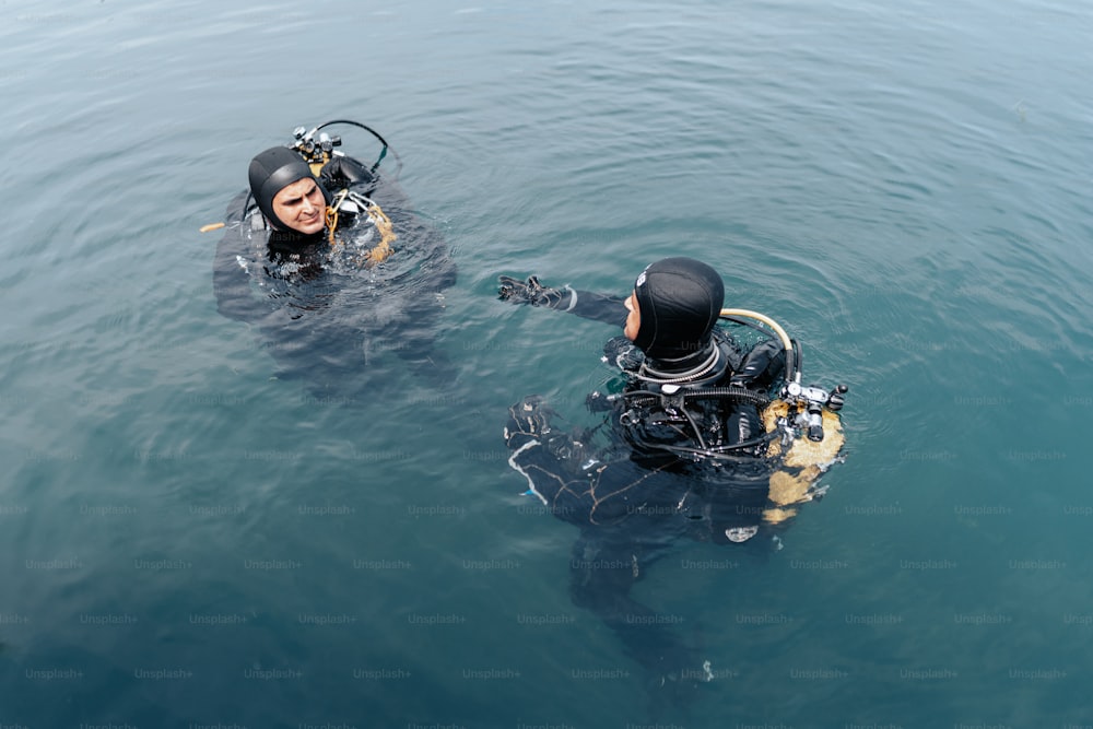 uma pessoa na água com um equipamento de mergulho