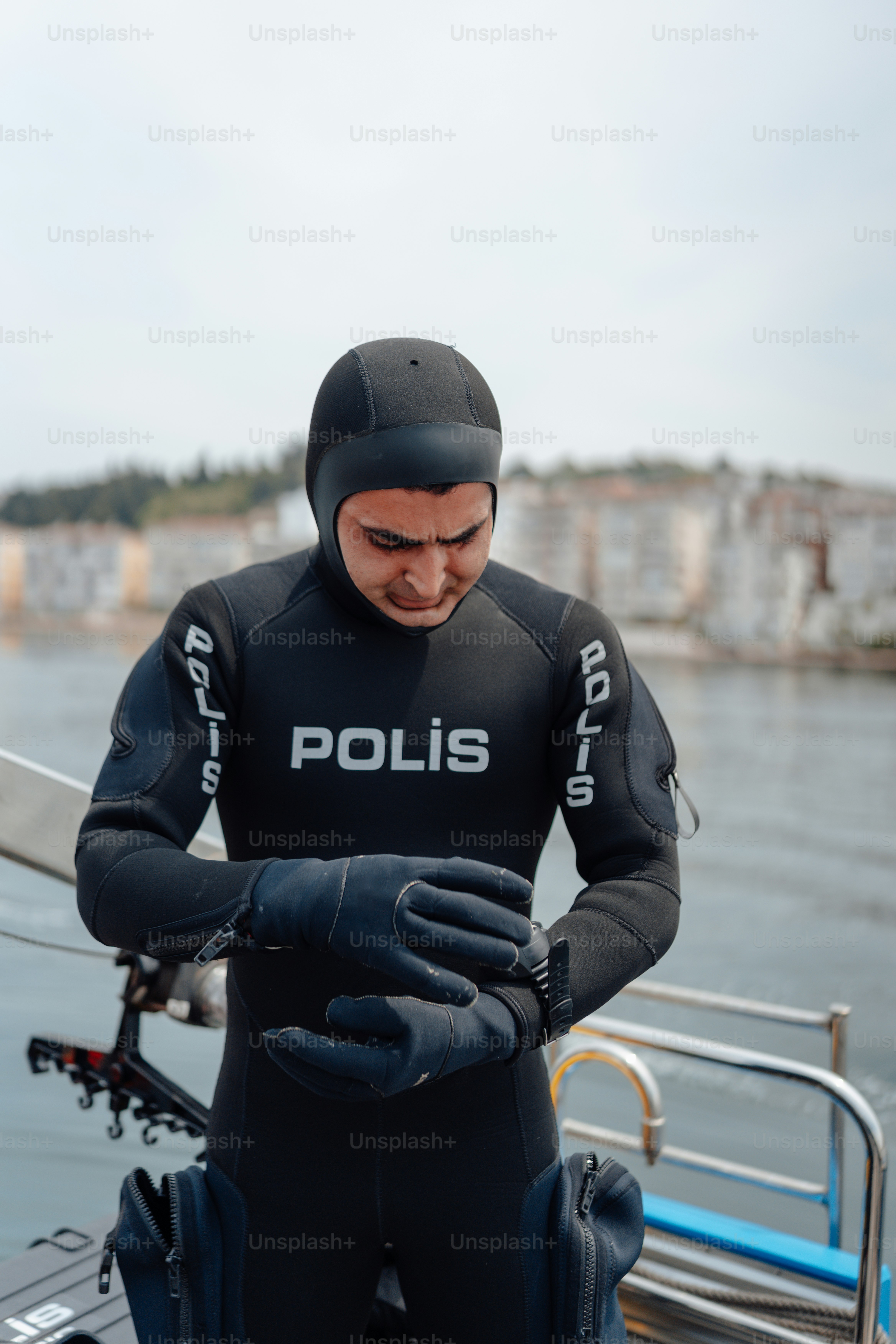 Un uomo in una muta in piedi accanto a una barca