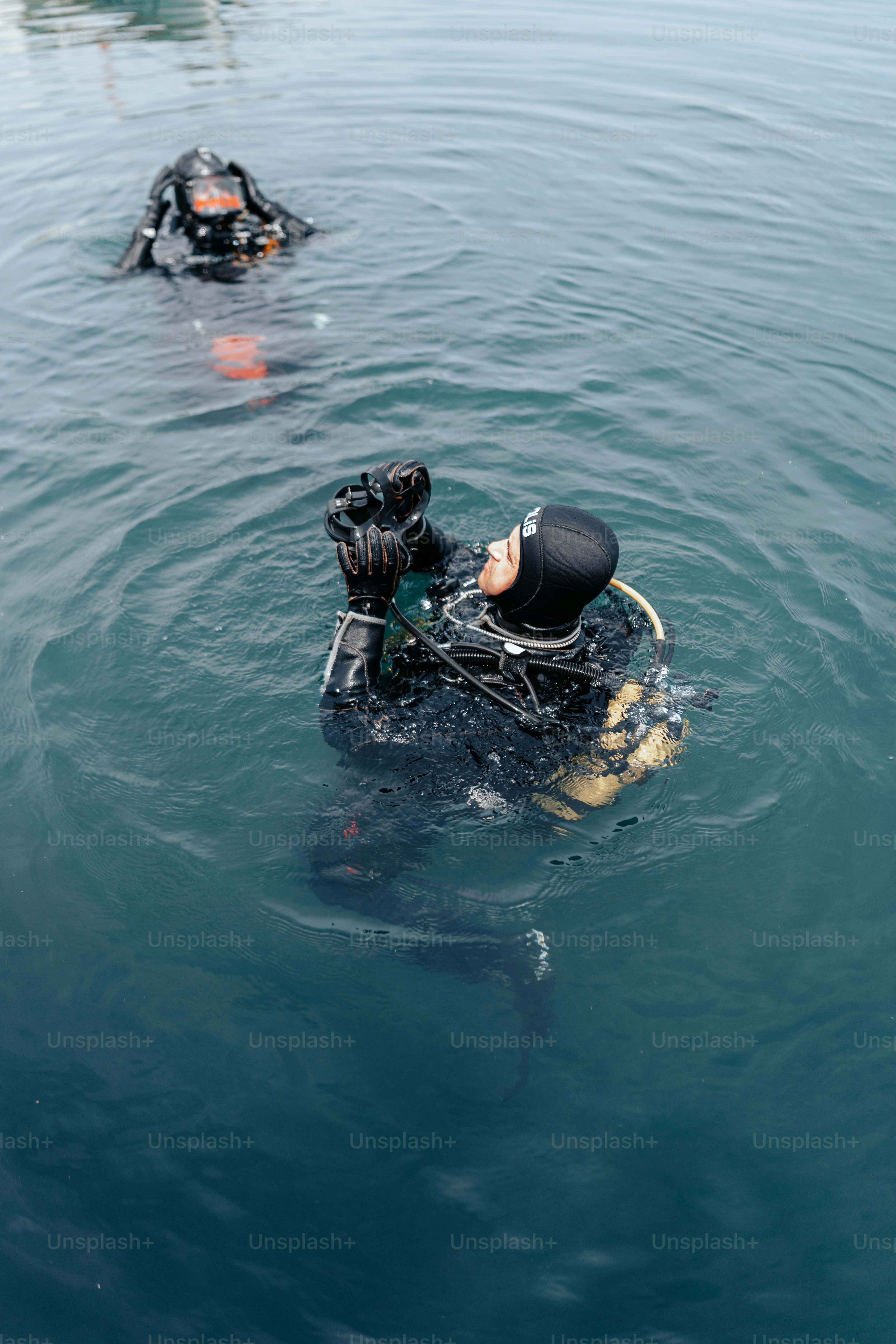 Una persona in acqua con una macchina fotografica