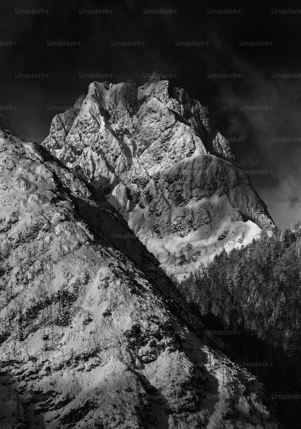 Una foto en blanco y negro de una montaña
