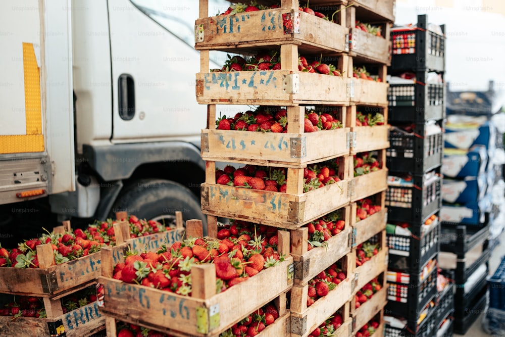ein Stapel Holzkisten, gefüllt mit Erdbeeren