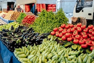 un ramo de verduras que están en una mesa