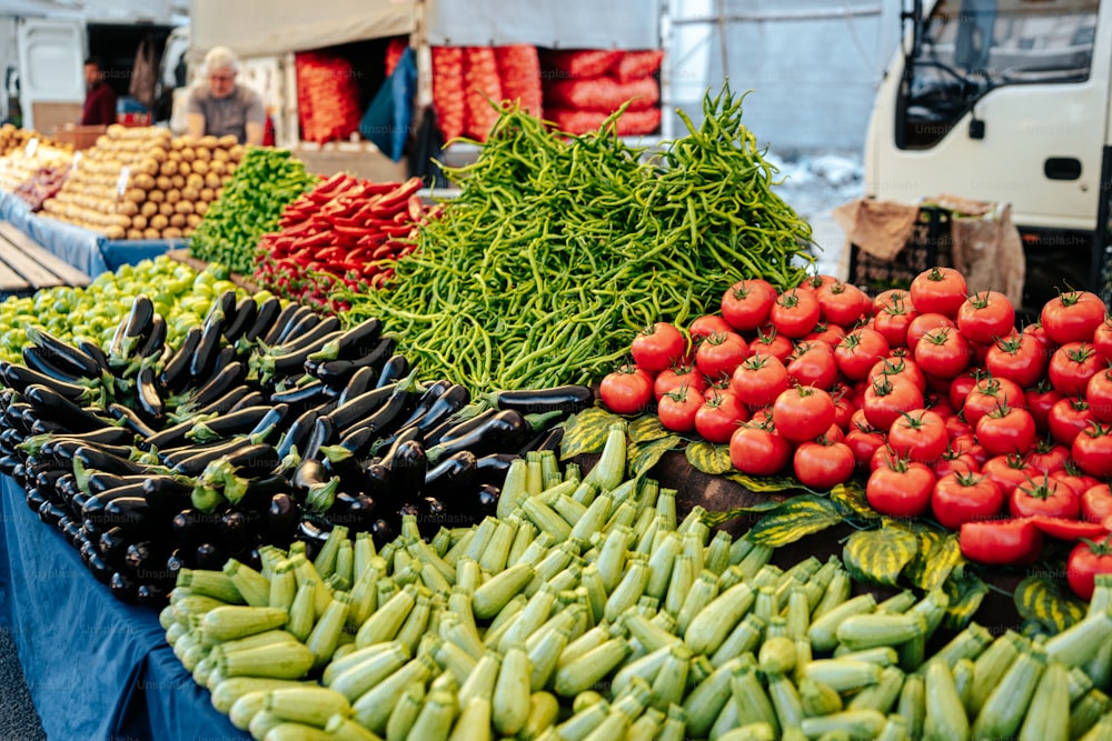 un bouquet de légumes qui sont sur une table