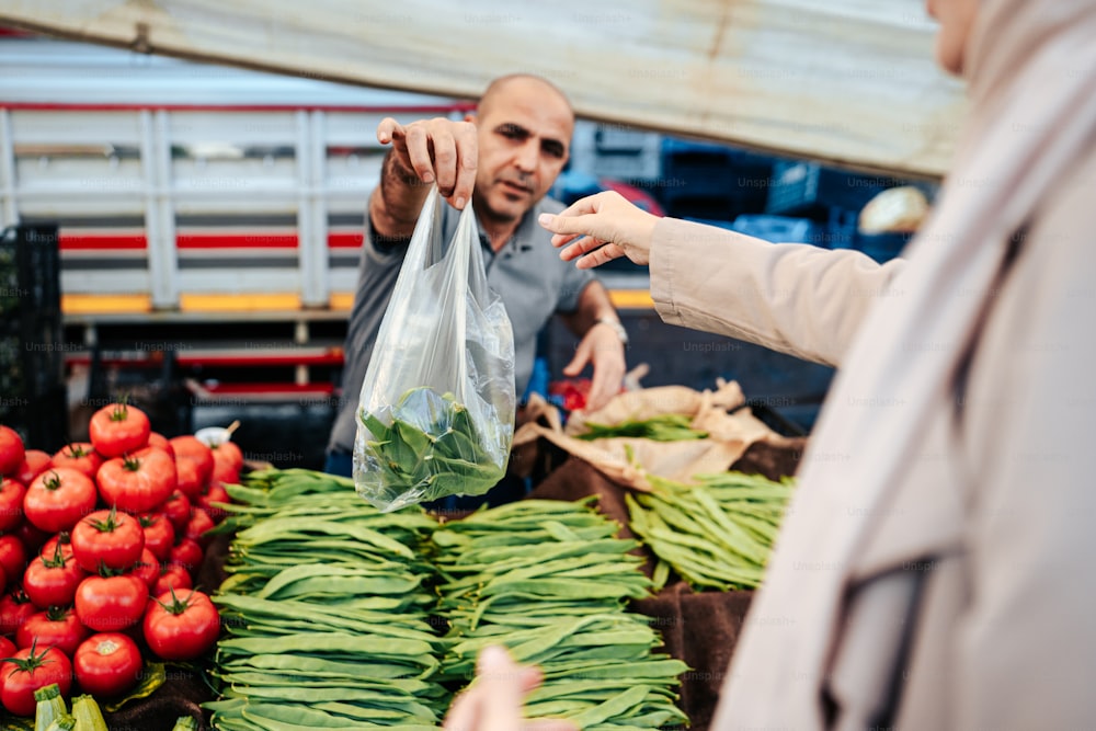 um homem e uma mulher comprando legumes
