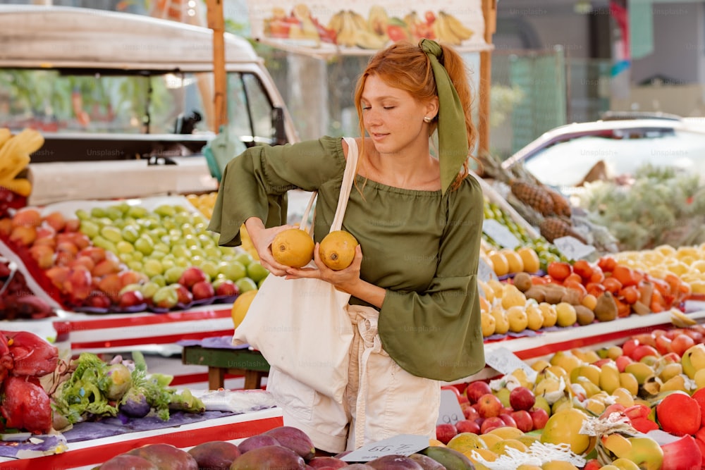 Uma mulher em um top verde está comprando frutas