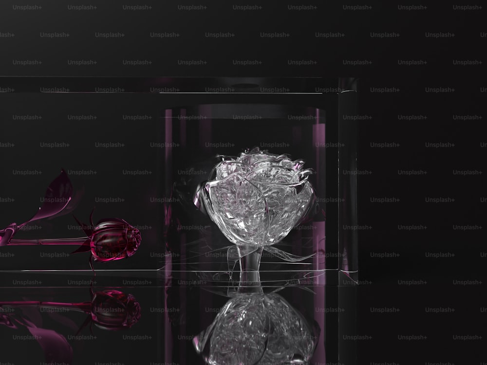 un vaso di vetro con un fiore al suo interno