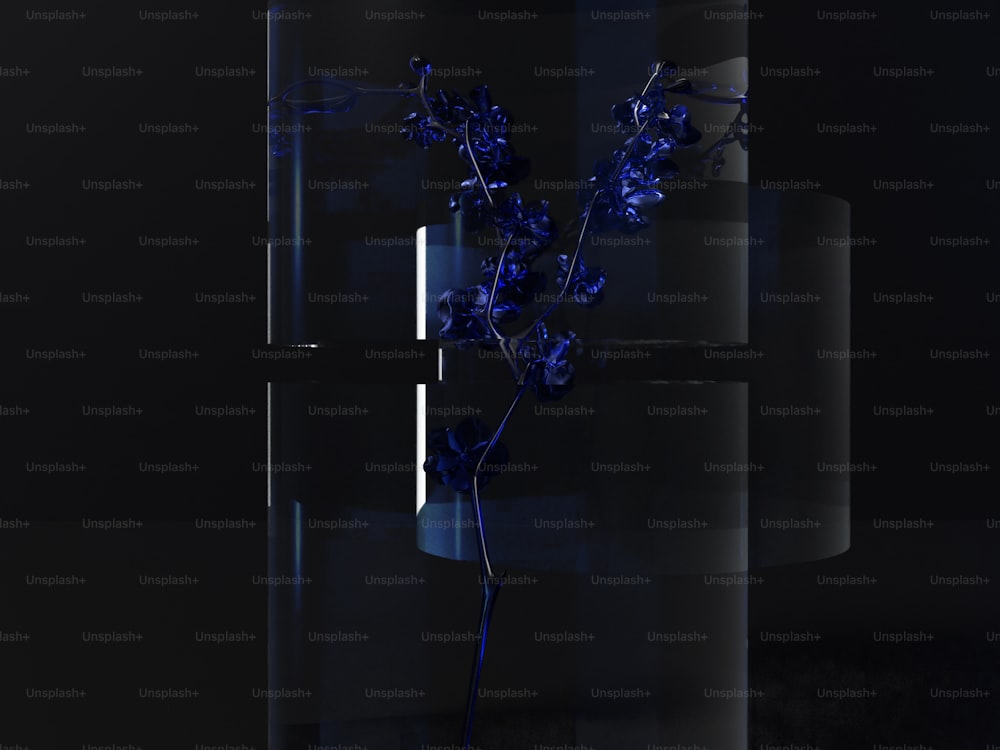 un vase en verre avec des fleurs bleues dedans