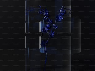 un vase en verre avec des fleurs bleues dedans