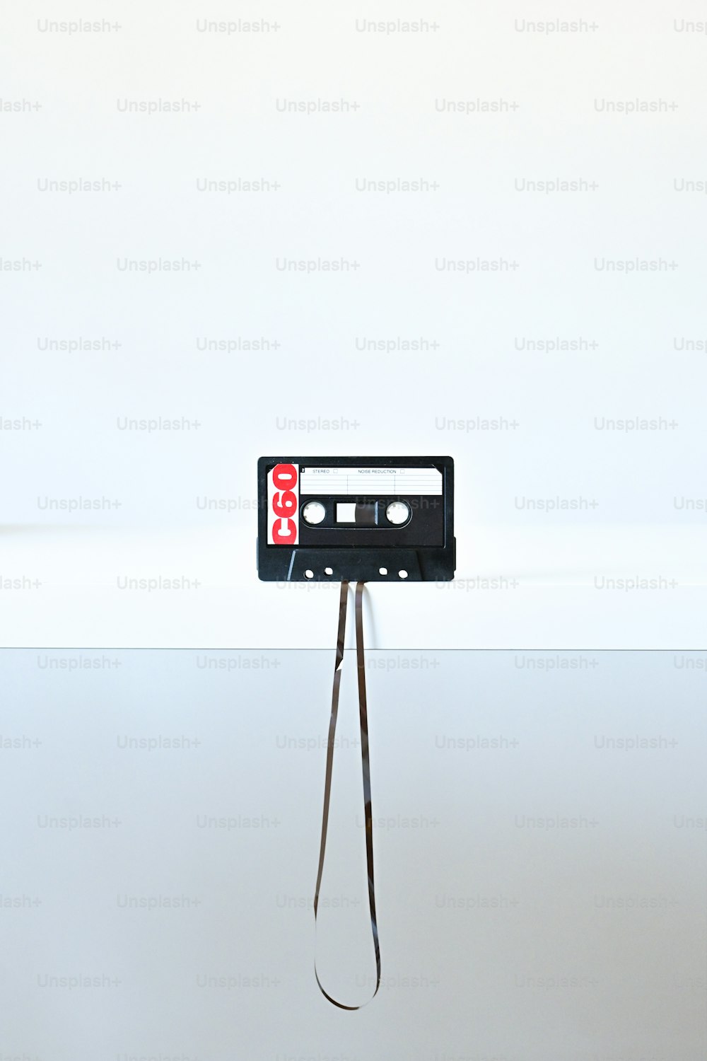 ein Tonbandgerät, das an einer Schnur an einer Wand hängt
