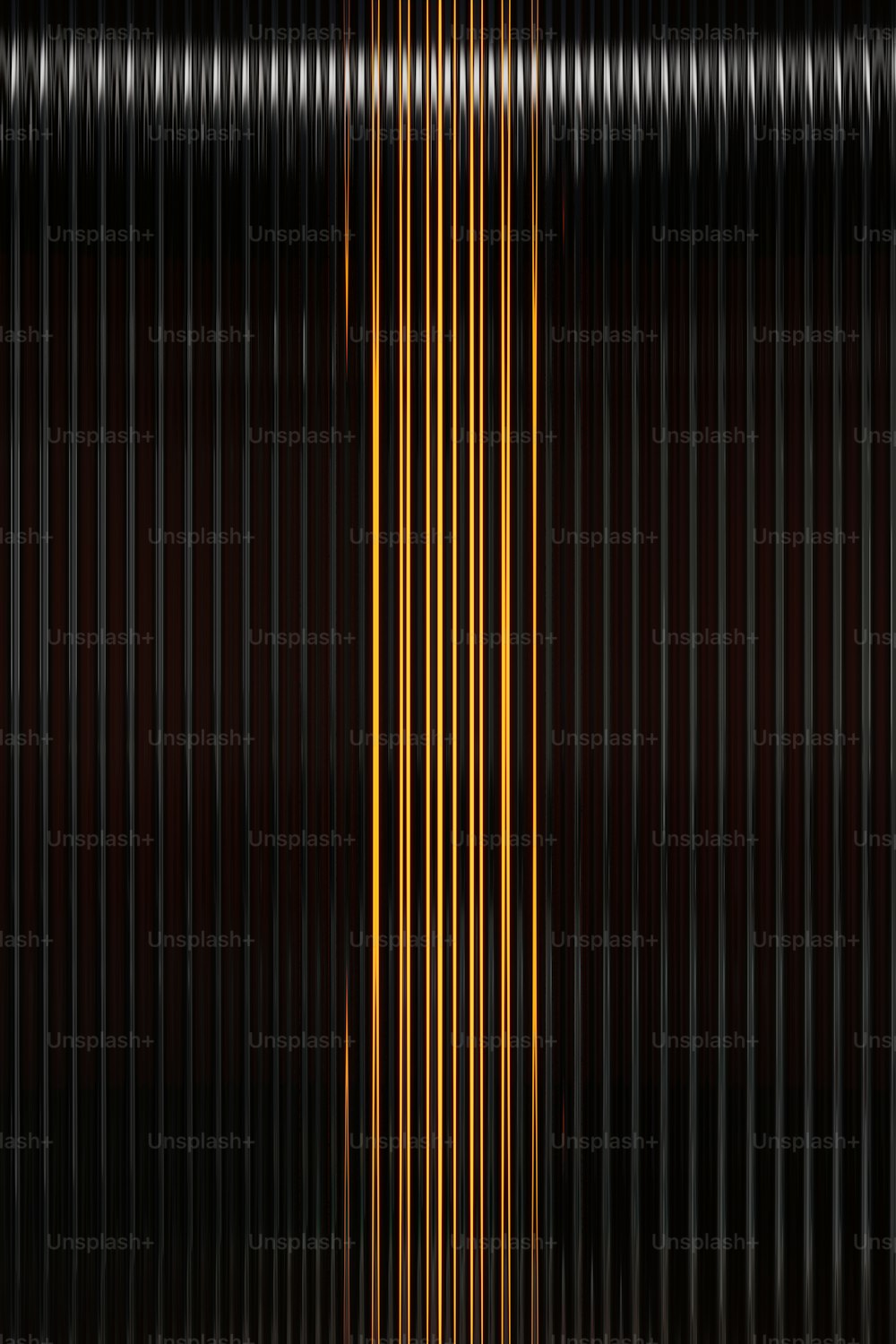 ein schwarz-goldener Hintergrund mit vertikalen Linien