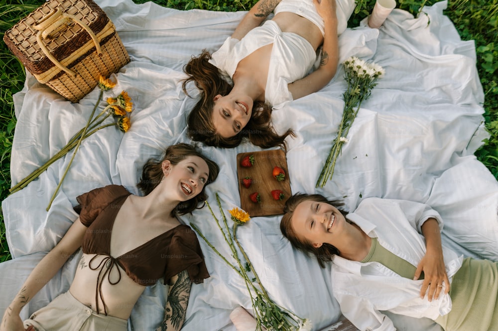 무성한 녹색 들��판 위에 누워 있는 한 무리의 여성들