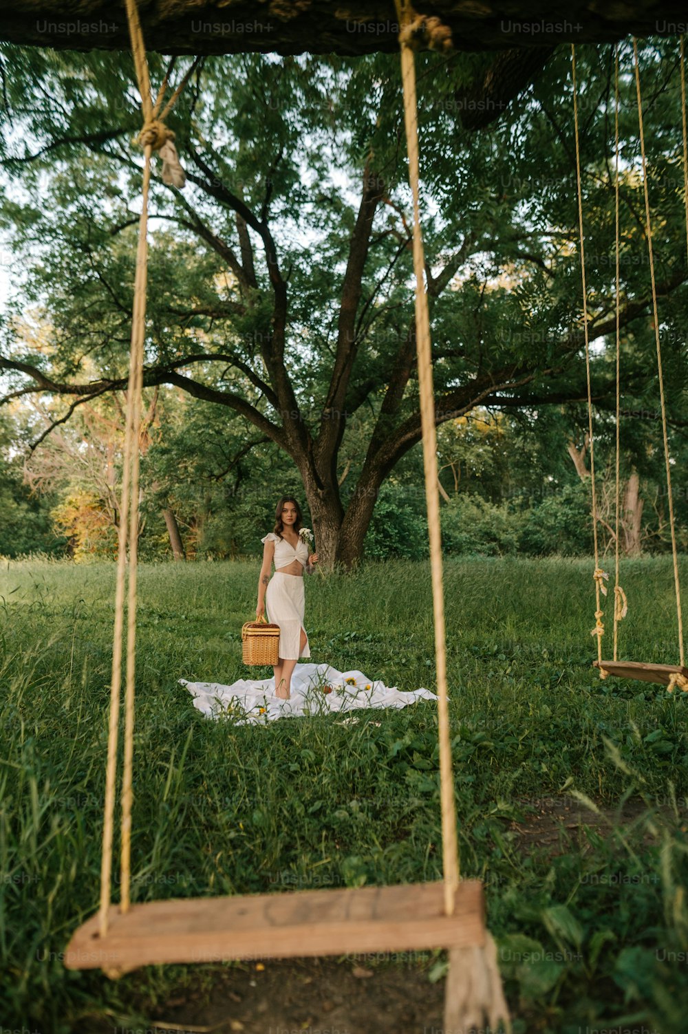 una donna in un vestito bianco in piedi in un campo