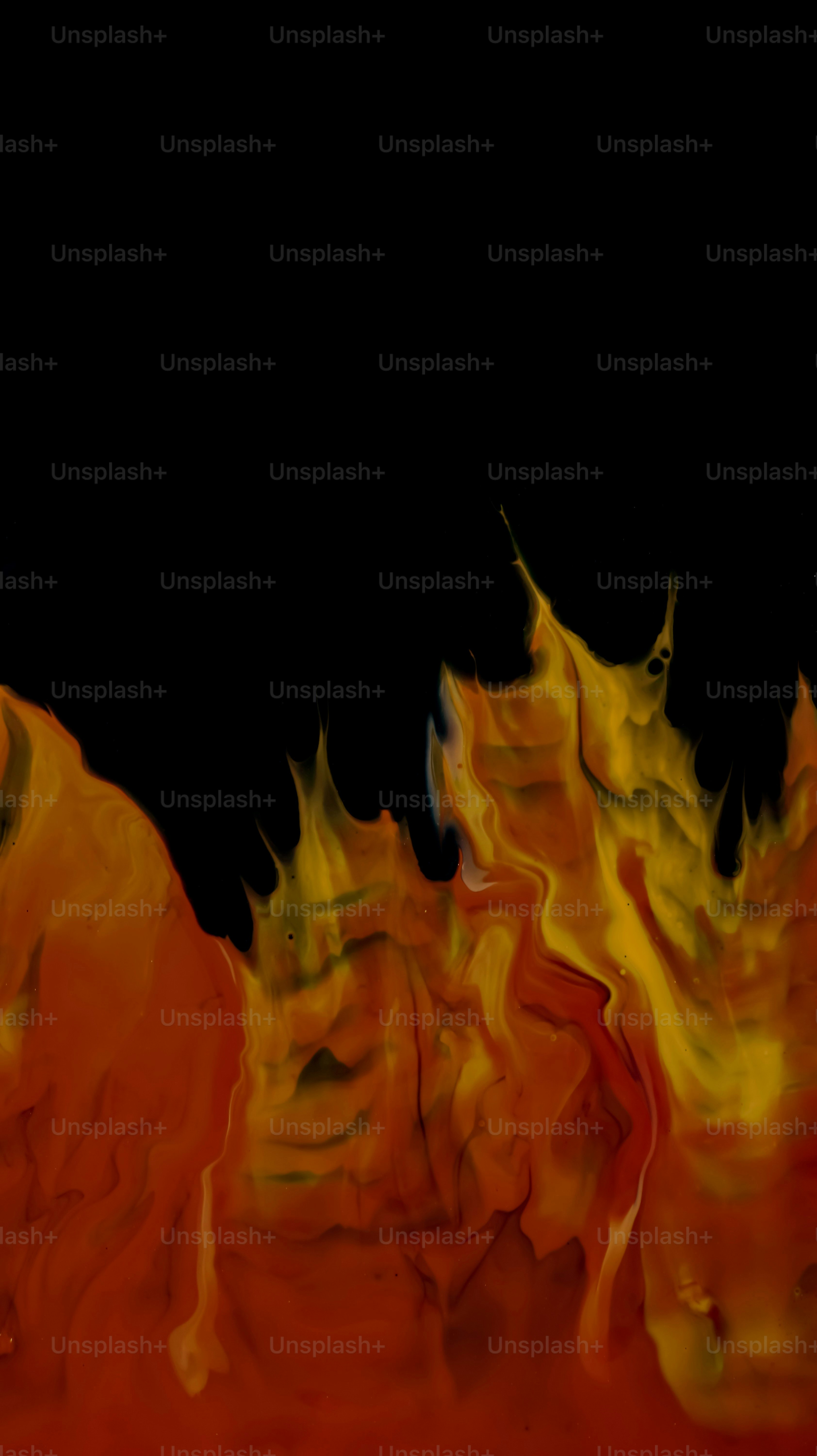 un fond noir avec des couleurs orange et jaune